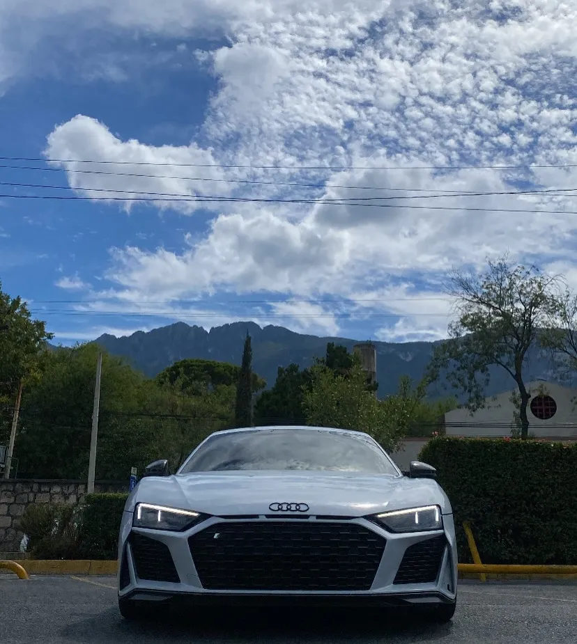 Audi R8 blanco frente a una sierra